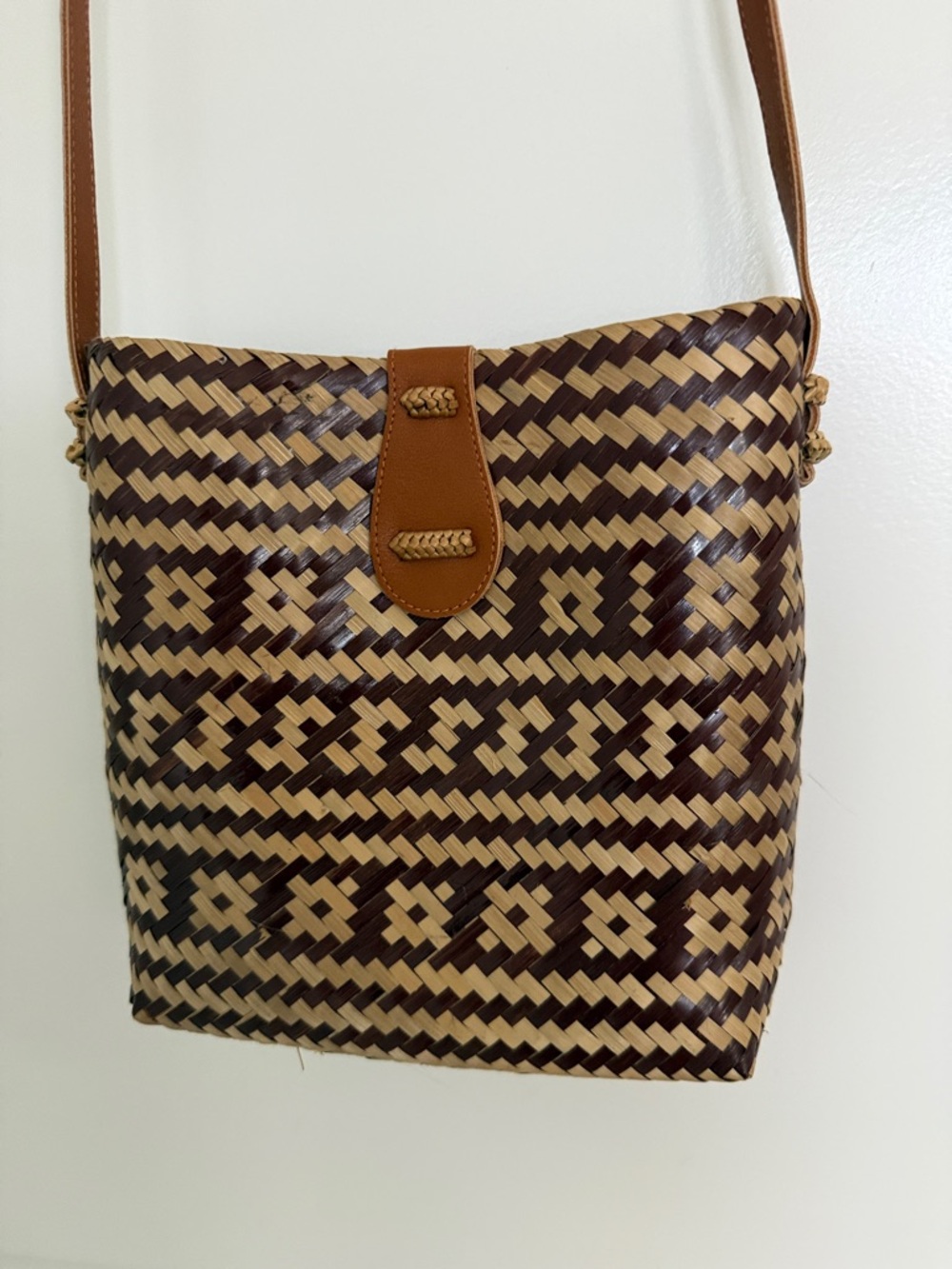 Belk Woven Straw Braided Crossbody Bag in Brown Beige Pattern